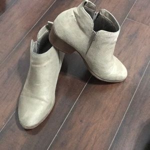 American eagle size 7 booties